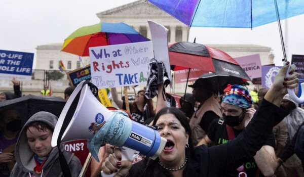 People protesting the overturning of Roe v. Wade