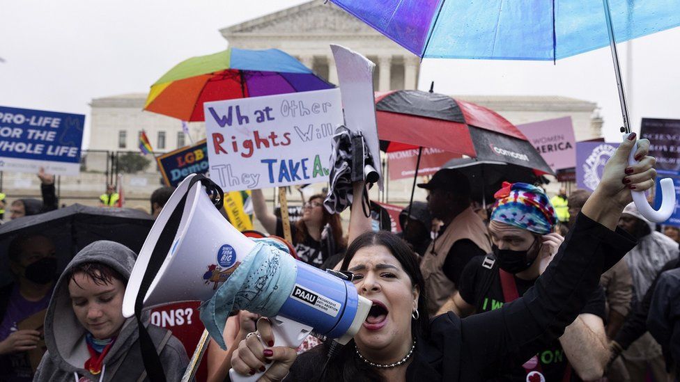 People protesting the overturning of Roe v. Wade